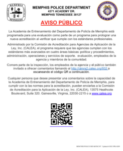 Spanish‑language public notice from the Memphis Police Department Training Academy. The top of the page displays two official circular emblems, one on the left and one on the right, with the department’s name and address centered between them. A red heading reads ‘AVISO PÚBLICO.’ Below, the main body text explains that the Training Academy is scheduled for an evaluation as part of a program to renew accreditation by confirming compliance with professional standards. The notice describes the accreditation process administered by CALEA and provides information inviting agency employees and the public to submit comments through a provided web link or by scanning a QR code. Near the bottom of the page, a QR code is centered. Additional text supplies the physical mailing address and website for submitting written comments. The layout uses black text on a white background with a clearly visible QR code.
